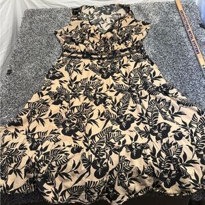 White stag Floral Black and tan Women's sleeveless Dress size large